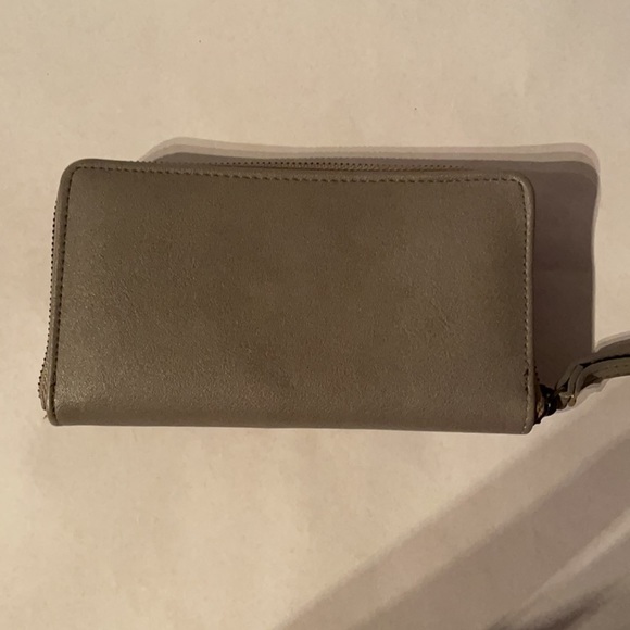 Grey Nine West wristlet - Picture 2 of 6